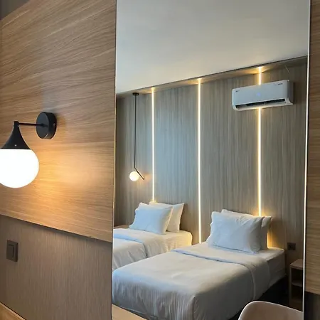 Royal Mass Airport Business Otel 3*